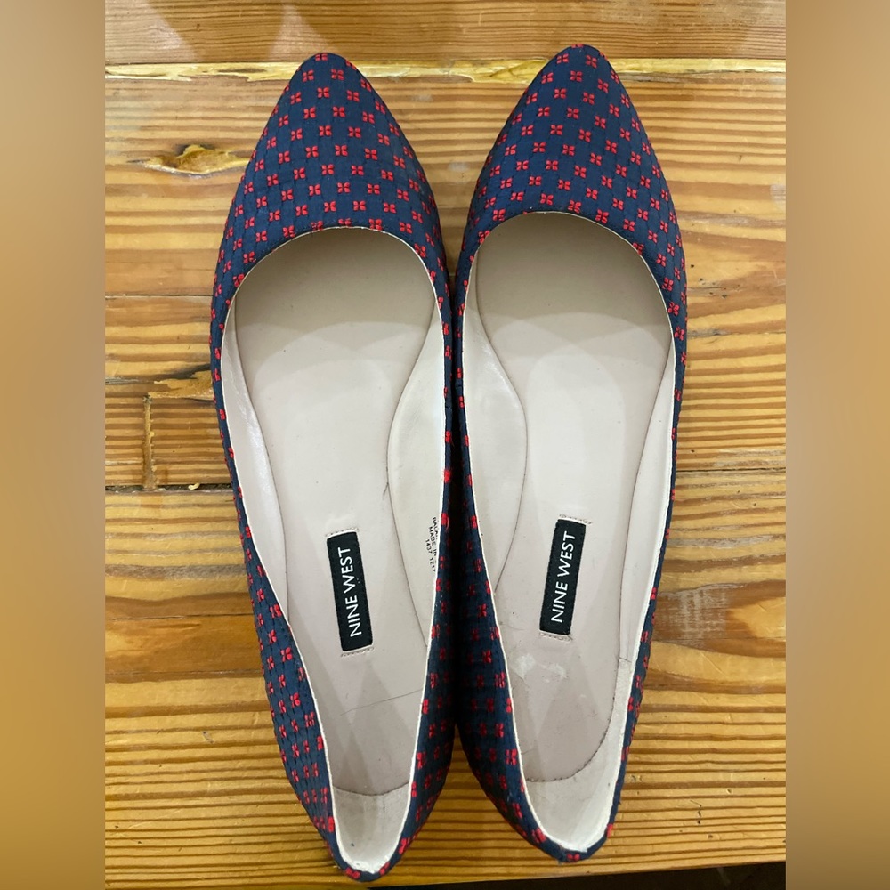Nine West Speak Up Fabric Printed blue/red Point Flats. Size 9M. Never worn